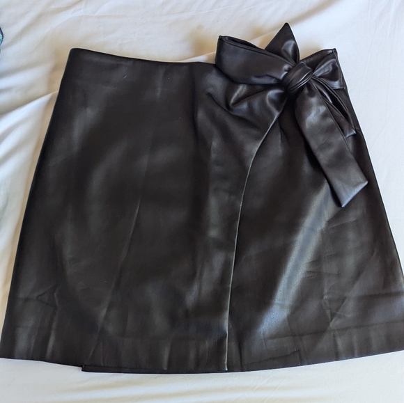 Vegan leather mini skirt with a bow - Picture 2 of 7
